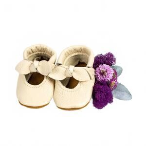 NEW STARRY KNIGHT DESIGN girls handmade baby bow moccasins in cream